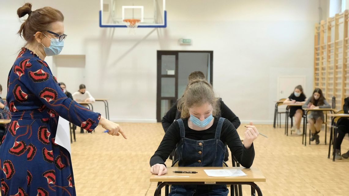 Egzamin ósmoklasisty 2021. Dyrektorzy szkół podejmują ważne decyzje dla uczniów