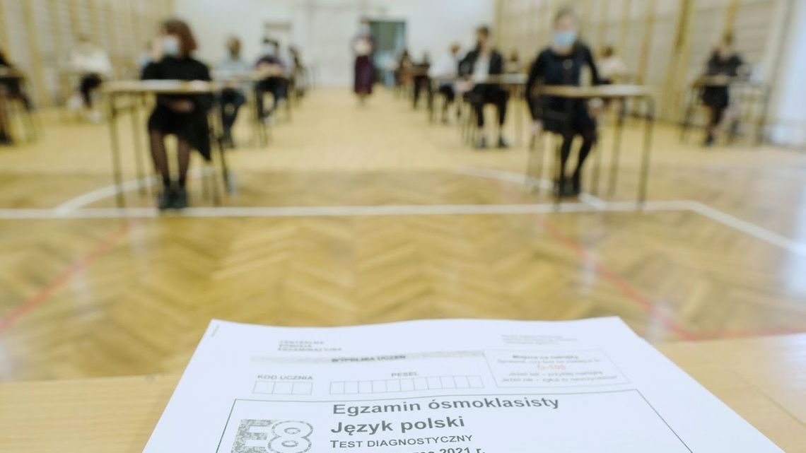 Egzamin ósmoklasisty 2021. Uczniowie z miast zdali lepiej