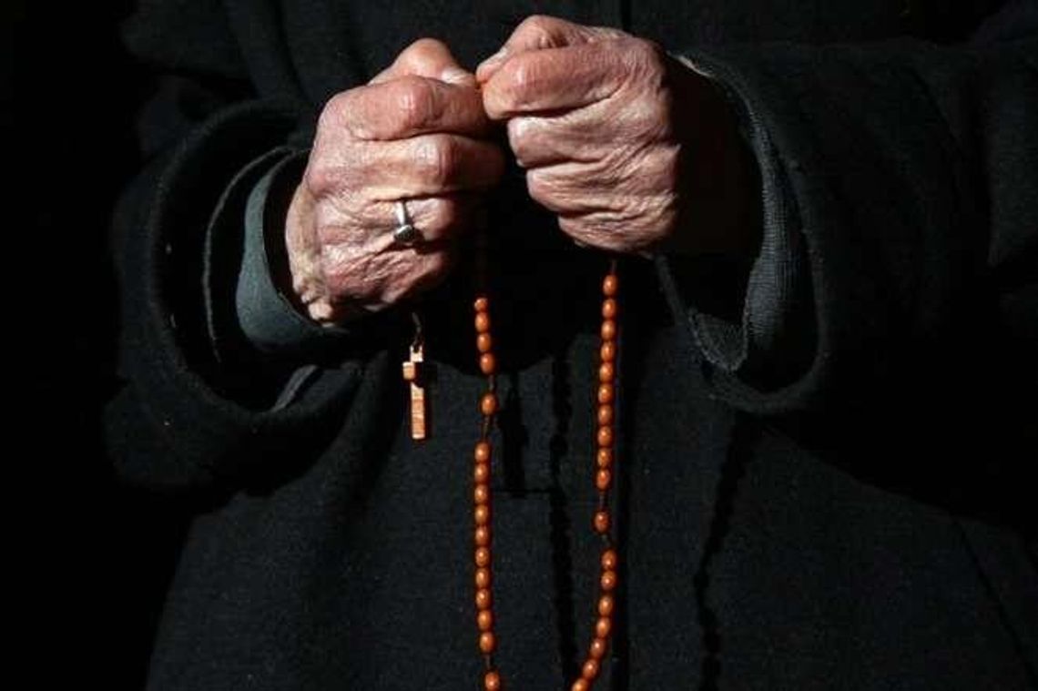 Egzorcyzmy w Lublinie. Ostrzygł żonę i córkę, pociął ubrania. "Czuła, że włosy wchodzą jej do ust"