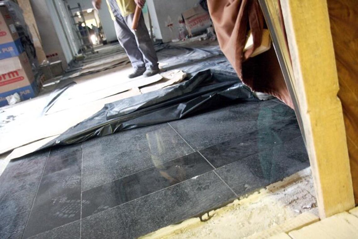 Egzotyczne podłogi, kamień z Indii. Uniwersytet remontuje się na bogato