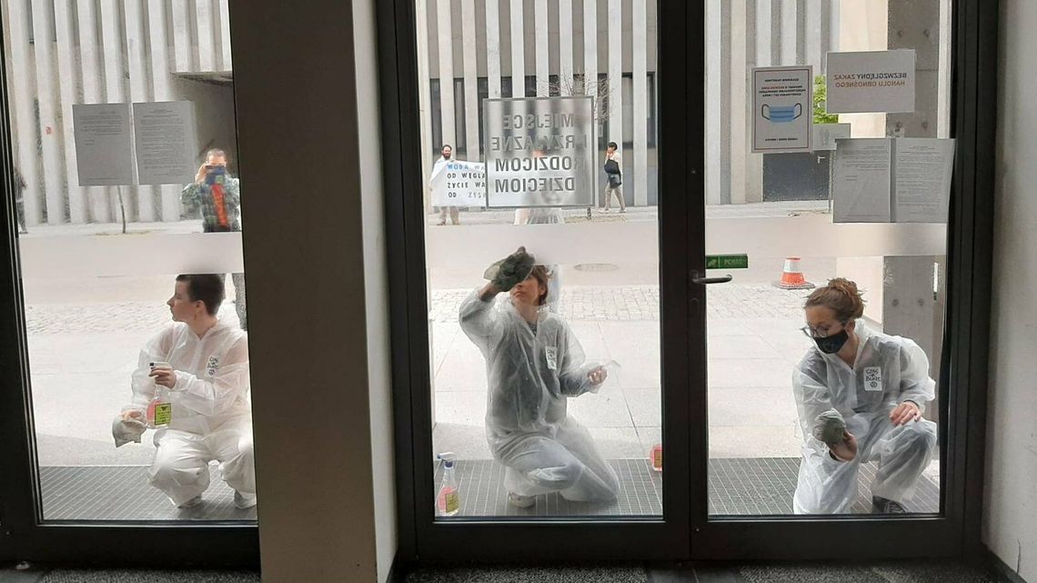 Ekolodzy umyli okna w urzędzie w Lublinie. Dlaczego? Ekolodzy umyli okna w urzędzie w Lublinie. Dlaczego?