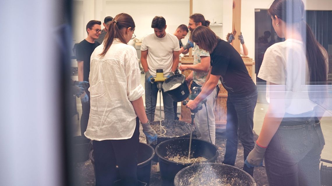 Ekologiczna, ale droga. Studenci postawili ścianę z nietypowego betonu Ekologiczna, ale droga. Studenci postawili ścianę z nietypowego betonu