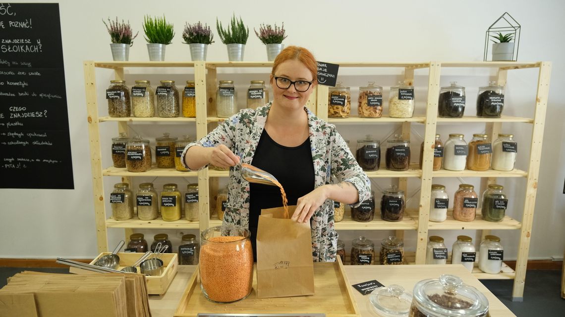 Ekologiczny pomysł na biznes prosto ze śmietnika. "Wszystko będzie można kupić bez generowania zbędnych odpadów"