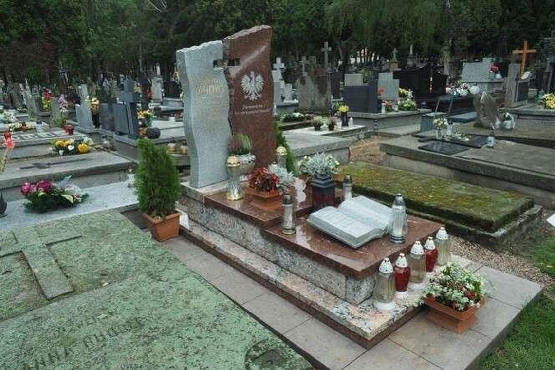 Ekshumacja ofiary katastrofy smoleńskiej na cmentarzu przy ul. Lipowej Ekshumacja ofiary katastrofy smoleńskiej na cmentarzu przy ul. Lipowej