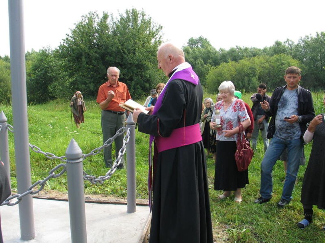 Ekshumacje w Ostrówkach na Wołyniu: Znaleziono szczątki Polaków Ekshumacje w Ostrówkach na Wołyniu: Znaleziono szczątki Polaków