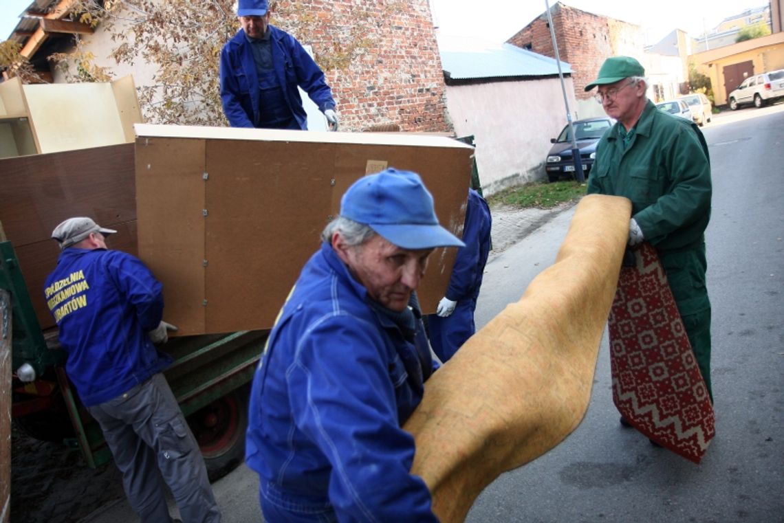 Eksmitowali rodzinę z bloku w Lubartowie. Nie płaciła czynszu (wideo)