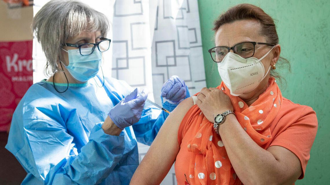 Eksperci: Odporność u ozdrowieńców utrzymuje się długo, a szczepienie je wzmacnia