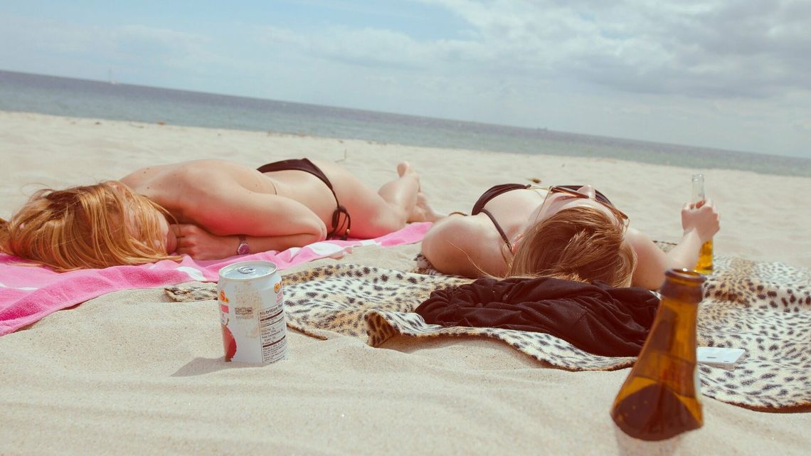 Ekspert: 1-2 dni po szczepieniu zrezygnujmy z opalania, pływania czy wycieczek rowerowych