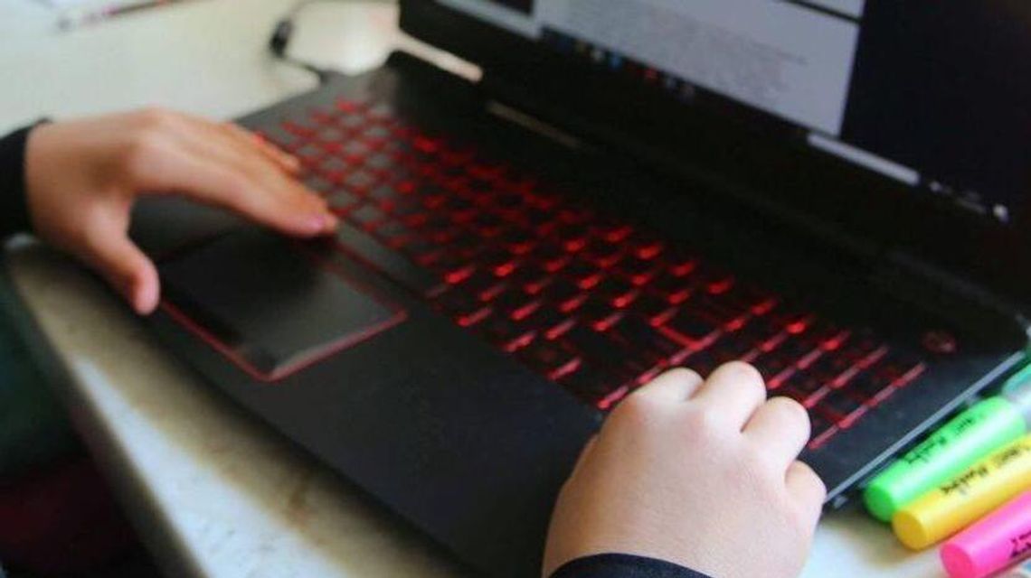 Ekspert: Coraz więcej dzieci ma problemy zdrowotne związane z nauczaniem zdalnym