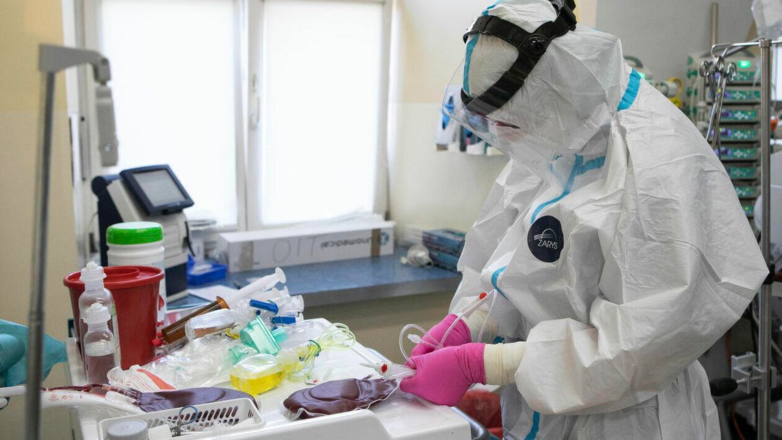 Ekspert: Liczba nowych zakażeń koronawirusem spada, ale epidemia nadal się tli