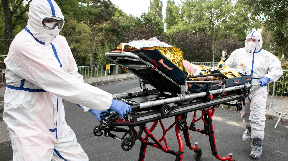 Ekspert: liczba przypadków COVID-19 spada w normalnym tempie; zasady sanitarne "działają"