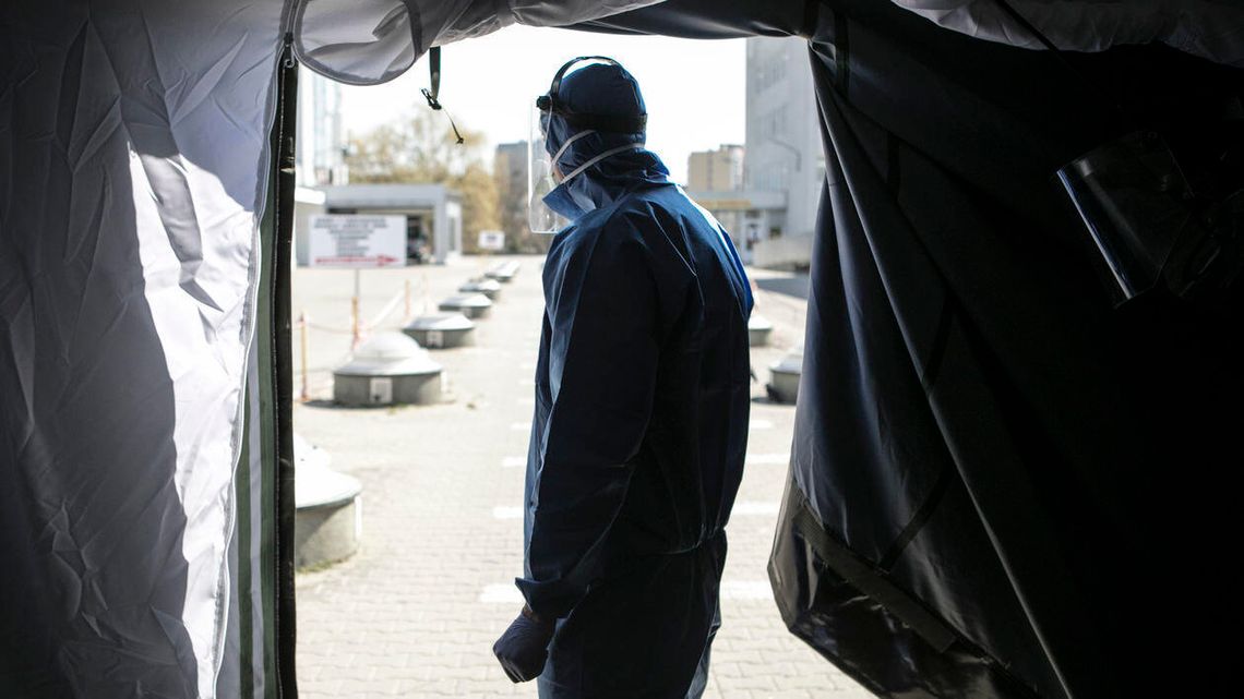 Ekspert na temat korona-mitów: W ciąży można nosić maseczki, a duże dawki witaminy C nie zapobiegną COVID-19