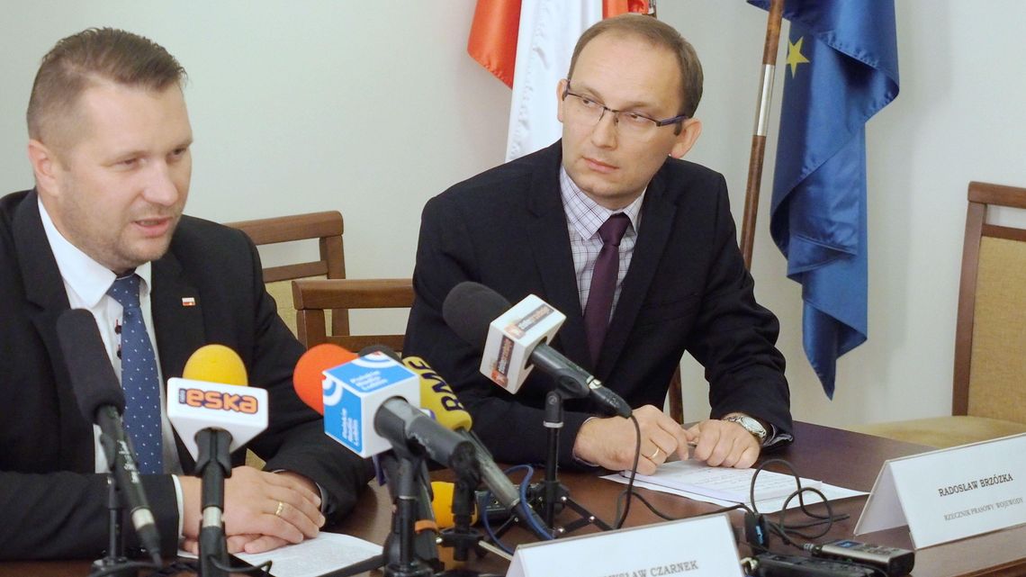 Ekspert Ordo Iuris, radny PiS, naukowiec z KUL będą czytać podręczniki na polecenie Czarnka