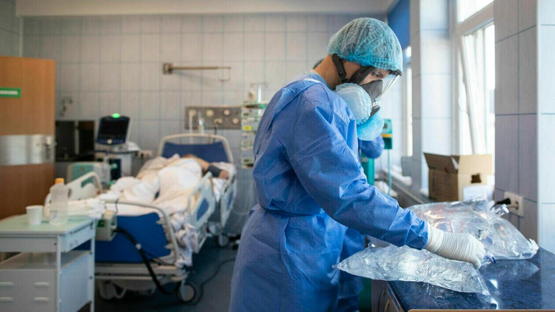 Ekspert: Pomimo wzrostu zakażeń na COVID-19, ludzie chorują łagodniej