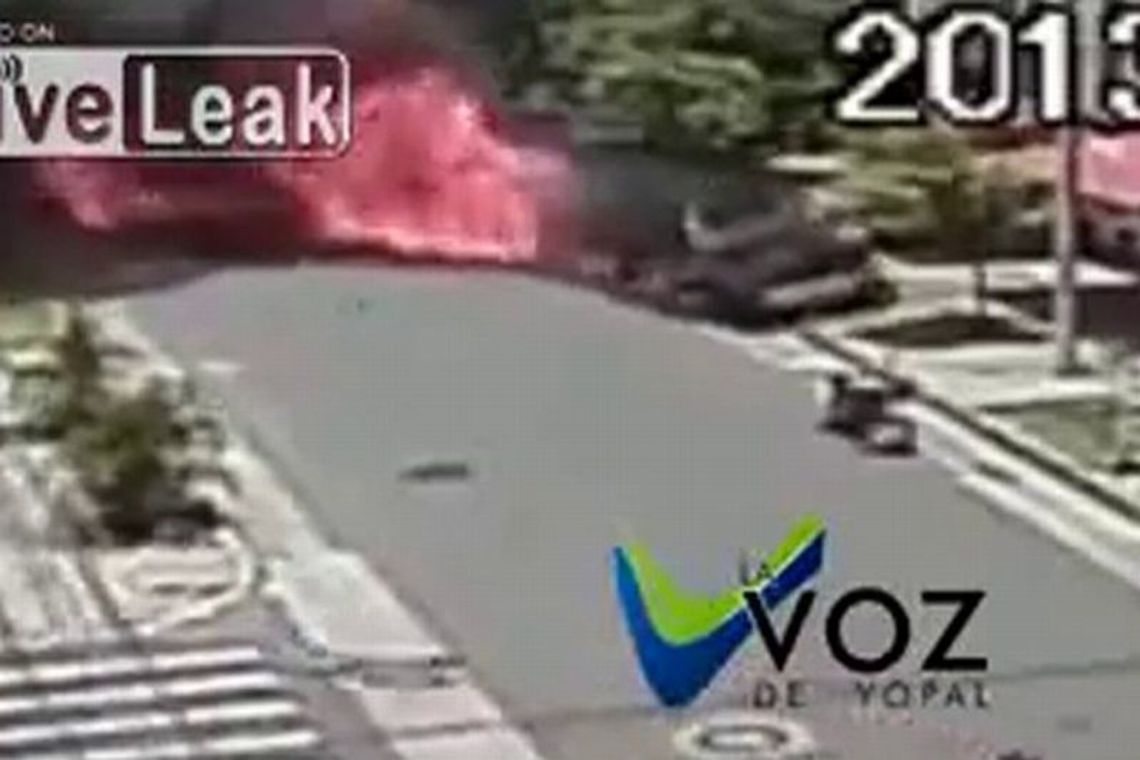 Eksplodował jadący samochód. Nie żyje dwoje pasażerów (wideo)