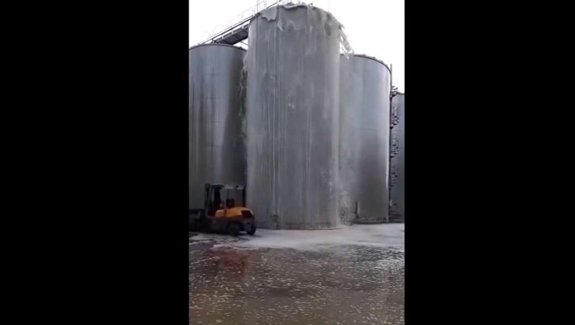 Eksplozja silosu z prosecco. 30 tys. litrów wina w kanał [wideo]