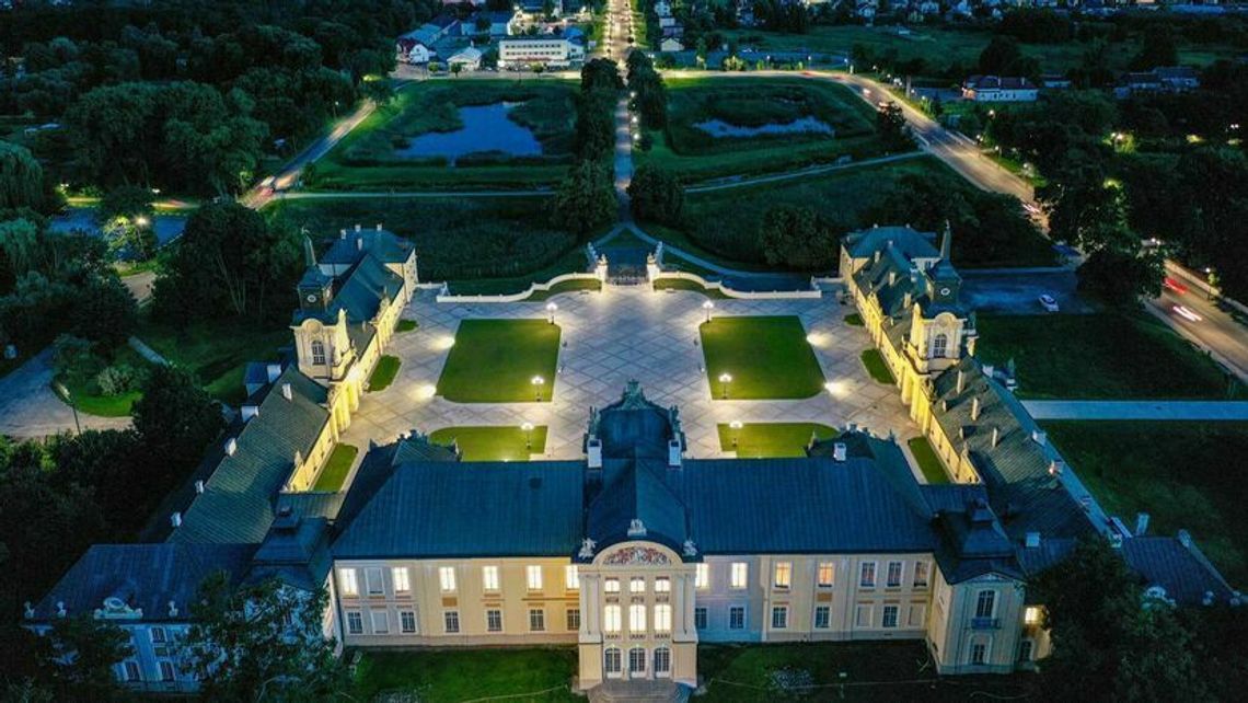 Ekspres do kawy, toster i grill. To lista zakupów do pałacu Ekspres do kawy, toster i grill. To lista zakupów do pałacu