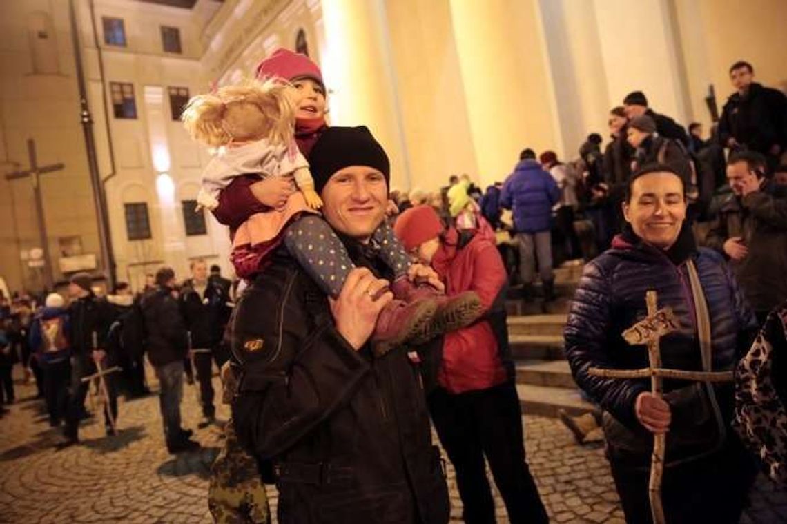 Ekstremalna Droga Krzyżowa: Nawet 2 tys. osób. Jedni okrążą zalew, inni dotrą do Wąwolnicy (zdjęcia) Ekstremalna Droga Krzyżowa: Nawet 2 tys. osób. Jedni okrążą zalew, inni dotrą do Wąwolnicy (zdjęcia)