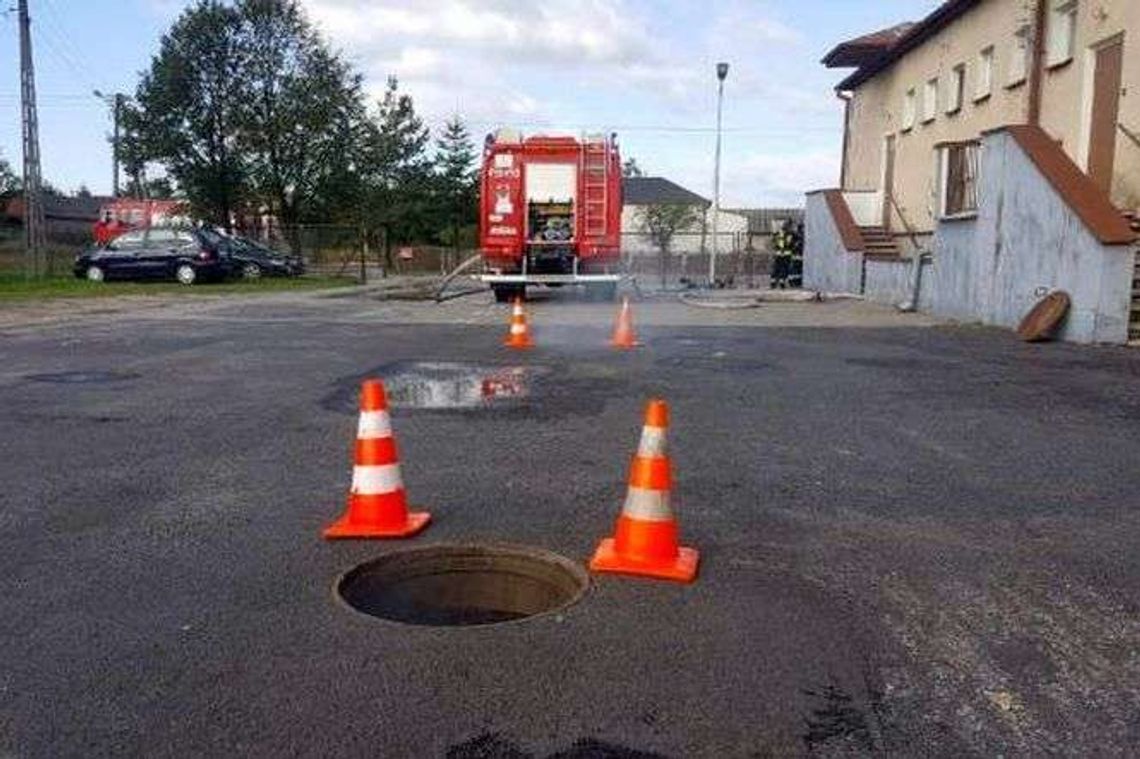 Ekstremalnie trudna akcja straży pożarnej w podziemnym magazynie. Tli się miał węglowy