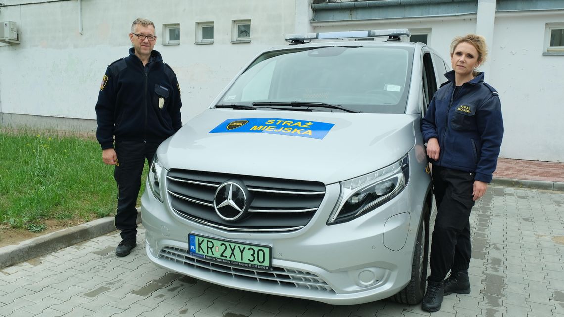 Elektryk na testach w Świdniku. Strażnicy jeżdżą przez tydzień mercedesem Elektryk na testach w Świdniku. Strażnicy jeżdżą przez tydzień mercedesem