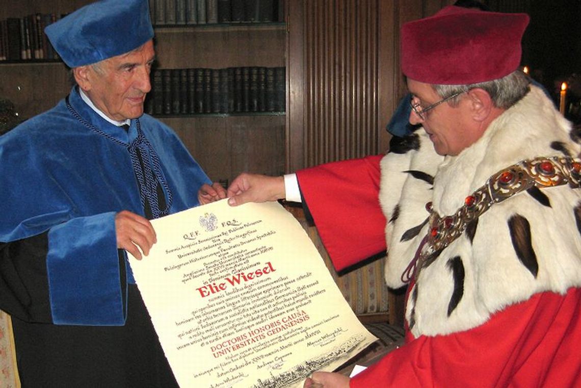 Elie Wiesel otrzymuje doktorat honoris causa Uniwersytetu Warszawskiego