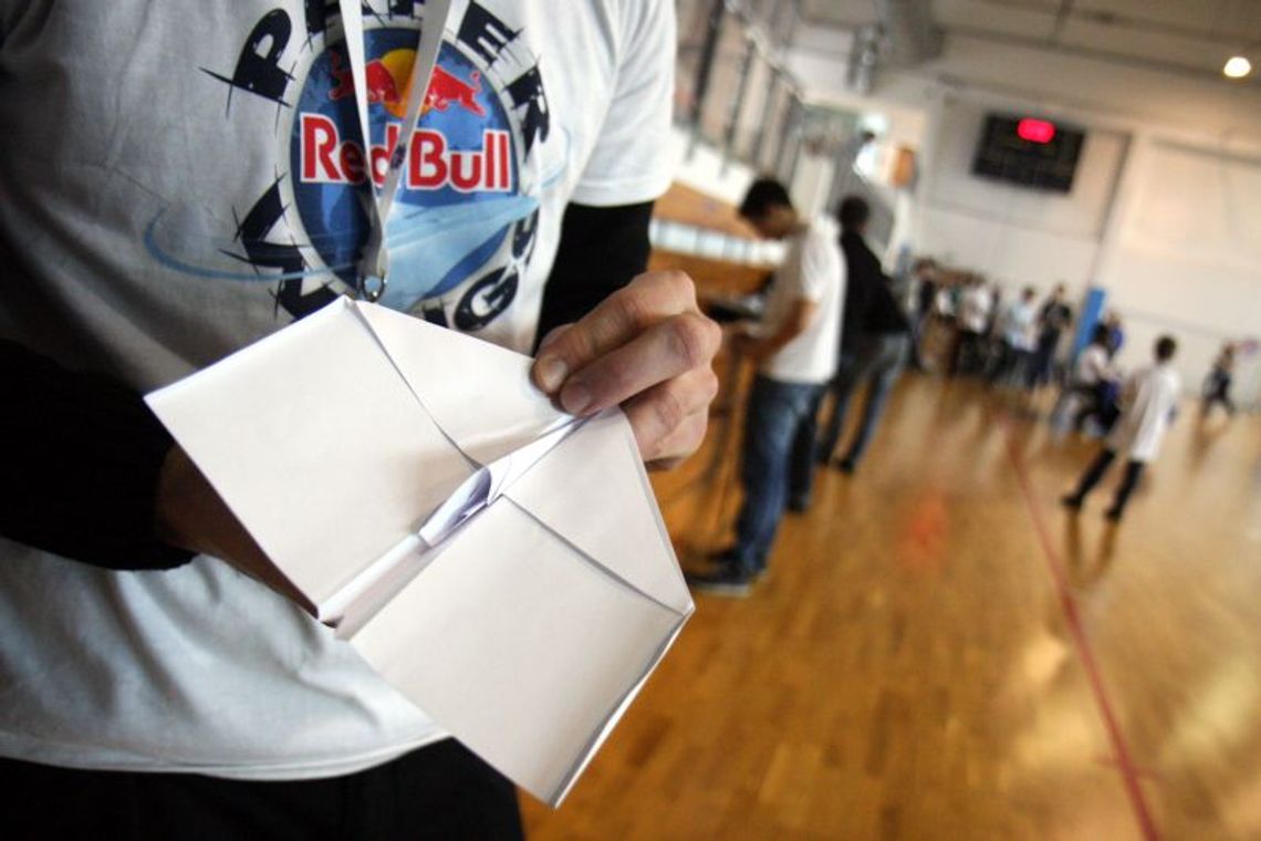 Eliminacje w zawodach samolotów z papieru (zdjęcia)