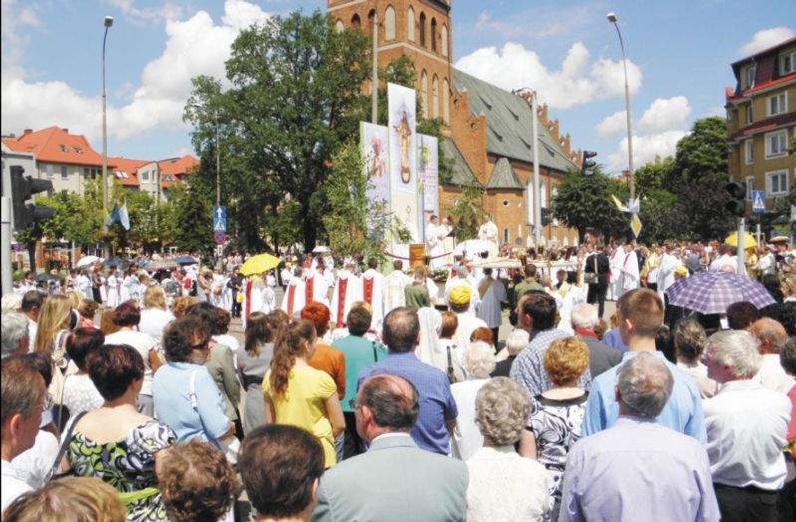 Ełk: Ile zarabiają księża i ile pieniędzy dostaje kuria