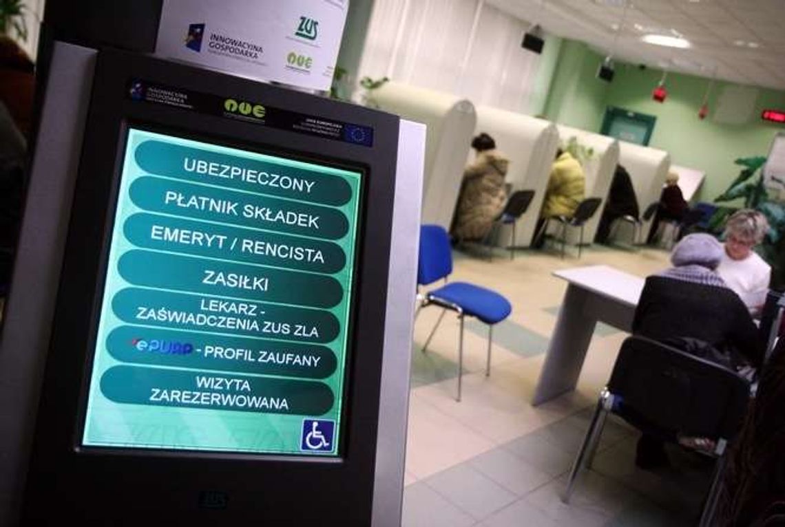Emeryci szturmują ZUS. Wniosków o połowę więcej niż rok temu Emeryci szturmują ZUS. Wniosków o połowę więcej niż rok temu