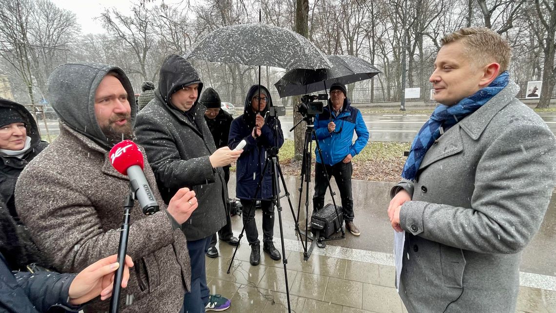 Emocje pod KUL. Działacze PiS przyszli bronić Przemysława Czarnka Emocje pod KUL. Działacze PiS przyszli bronić Przemysława Czarnka