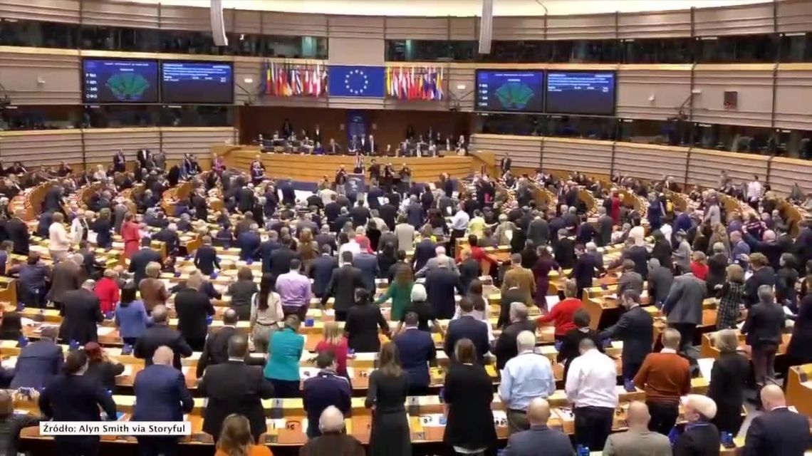 Europarlament przyjął umowę o brexicie. Deputowani odśpiewali pożegnalną pieśń