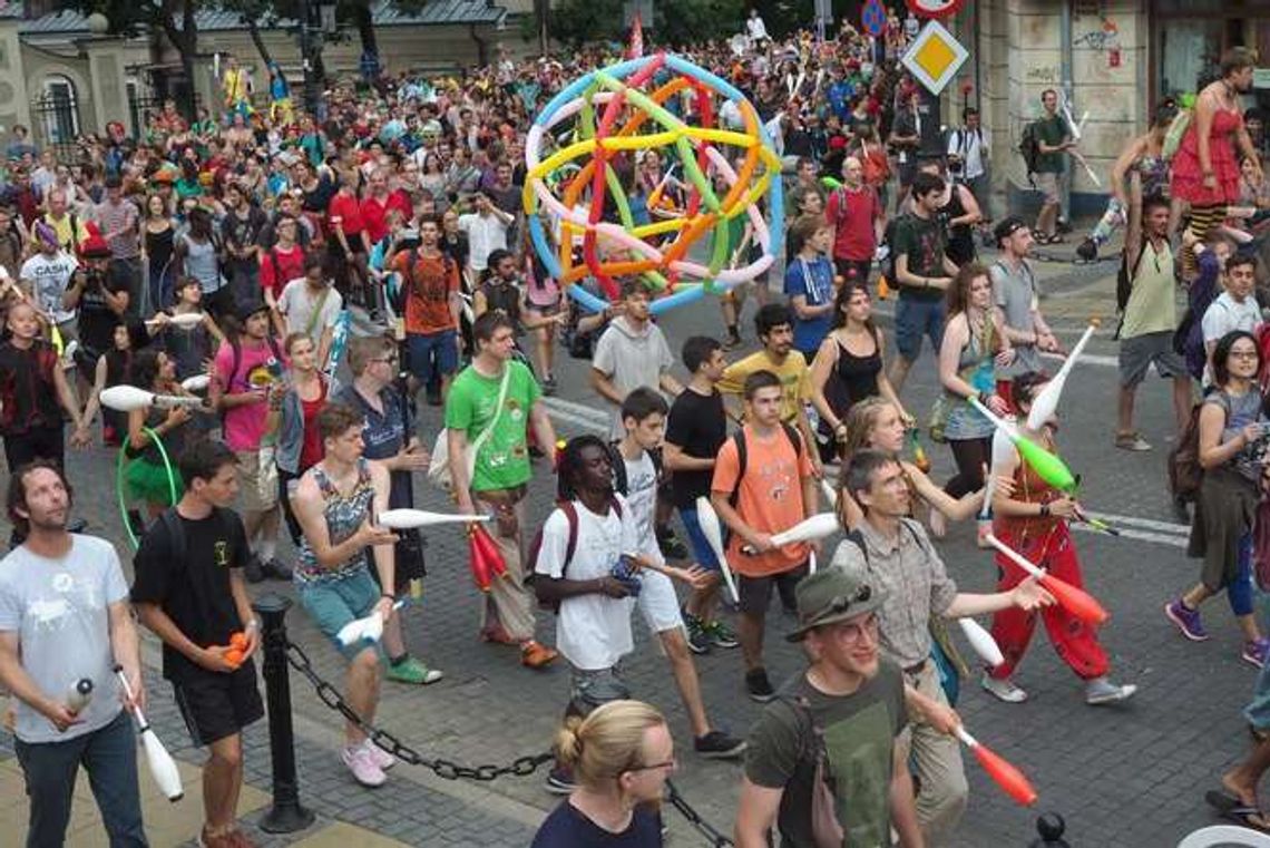 Europejska Konwencja Żonglerska w Lublinie. Parada przeszła ulicami miasta Europejska Konwencja Żonglerska w Lublinie. Parada przeszła ulicami miasta