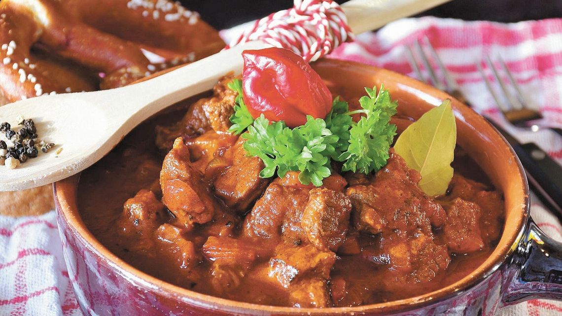 Europejskie smaki, wśród nich bułgarska sałatka szopska, gulasz i hiszpańska tortilla [przepisy]