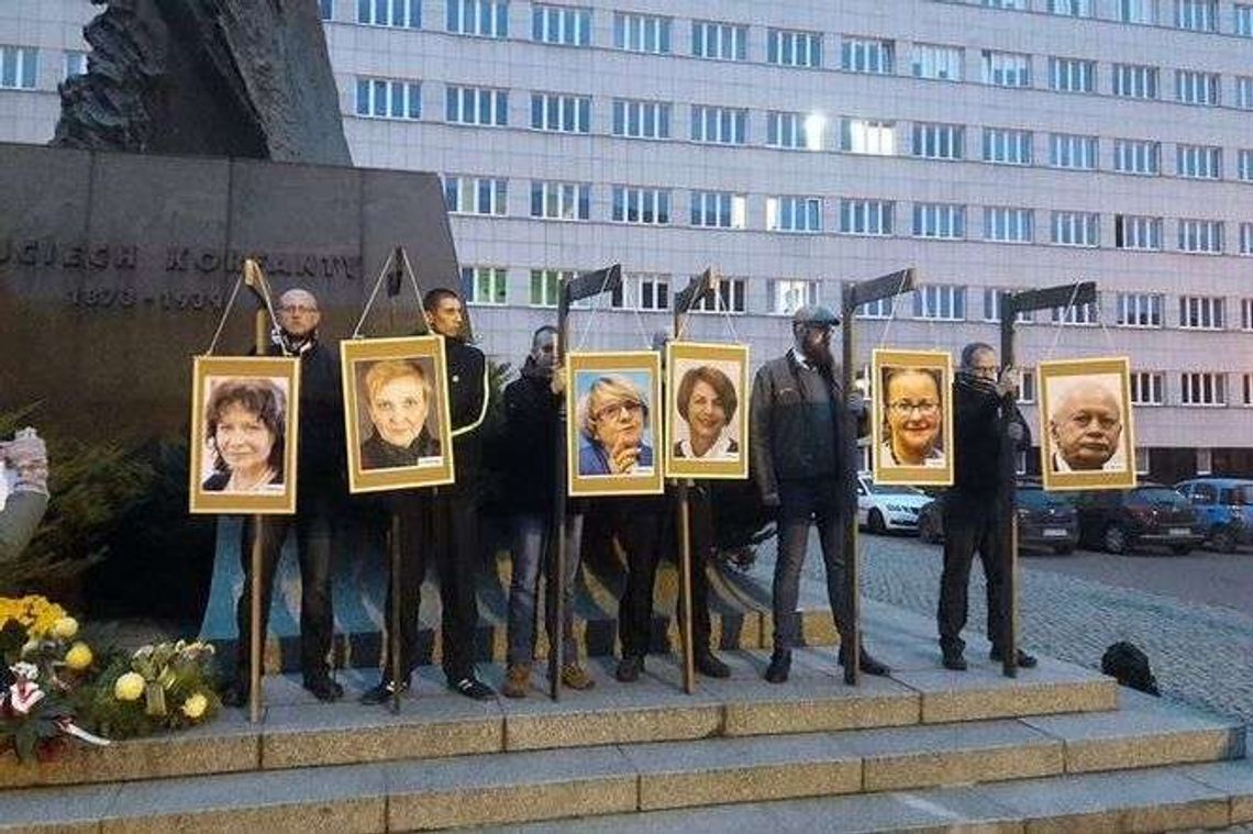 Europosłowie PO "zawiśli" na szubienicach. Policja sprawdza czy doszło do naruszenia prawa