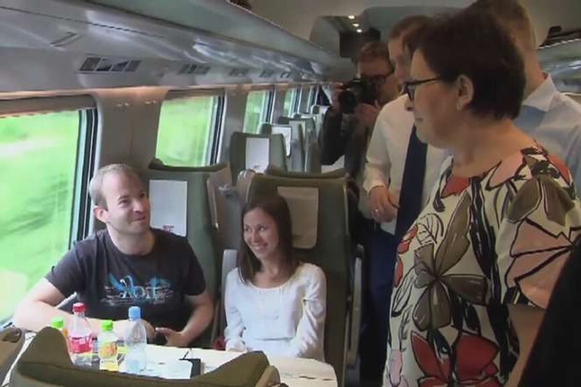 Ewa Kopacz pojechała Pendolino na Śląsk. "Dobrze, że nie jedzie pani limuzyną" Ewa Kopacz pojechała Pendolino na Śląsk. "Dobrze, że nie jedzie pani limuzyną"