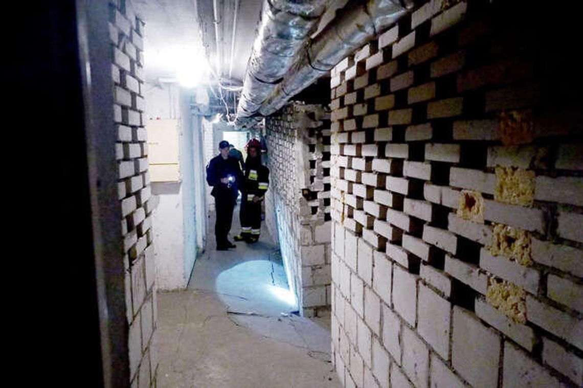 Ewakuacja bloku na Kalinowszczyźnie. Osiadła podłoga, popękały ściany w piwnicy. Nadzór budowlany: Mieszkańcy mogą wrócić do domów