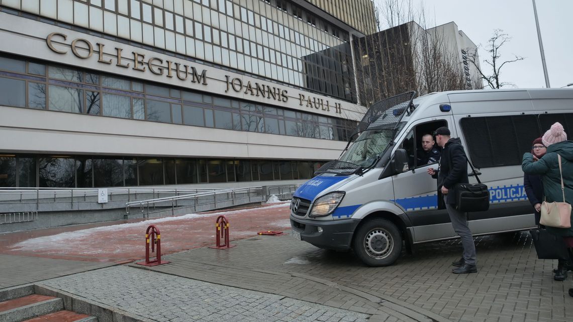 Ewakuacja budynków KUL. Ktoś wysłał maila o bombie na uniwersytecie [zdjęcia]