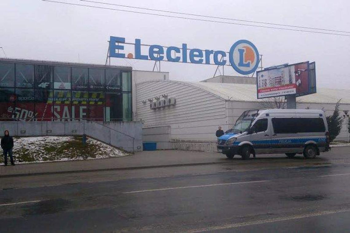 Ewakuacja marketu Leclerc przy ul. Zana. Zadymienie w sklepie