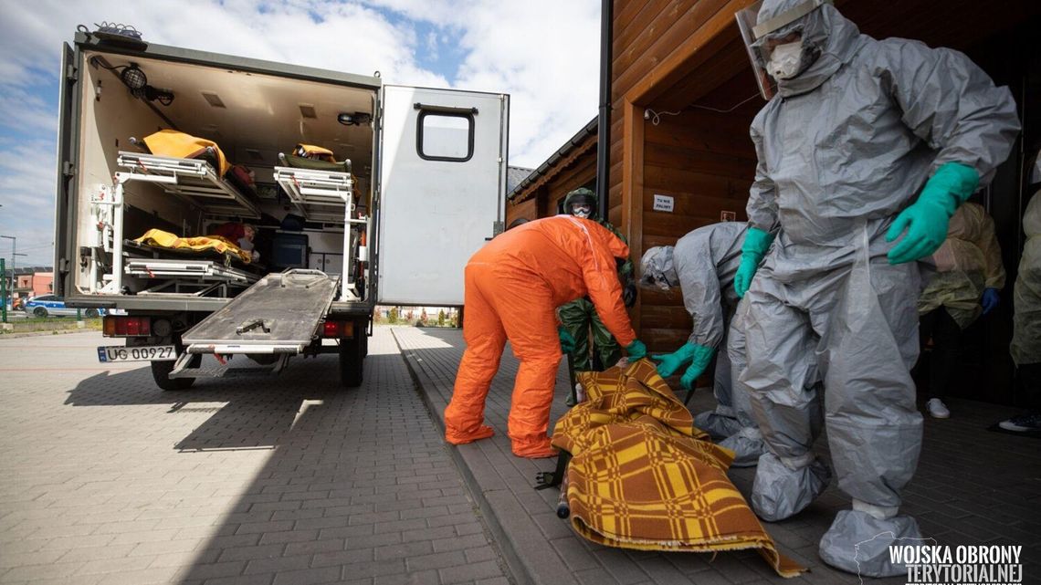 Ewakuacja podopiecznych Domu Pomocy Społecznej. Zarażonych było 55 osób Ewakuacja podopiecznych Domu Pomocy Społecznej. Zarażonych było 55 osób