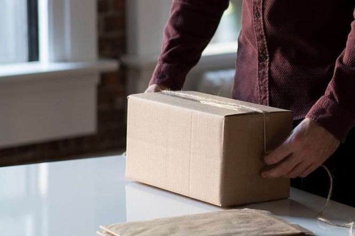 Ewakuacja w firmie kurierskiej. Z paczki wylały się niebezpieczne substancje Ewakuacja w firmie kurierskiej. Z paczki wylały się niebezpieczne substancje