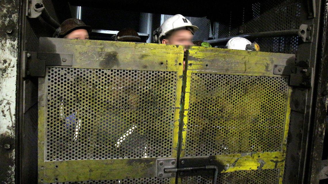 Ewakuacja w kopalni w Bogdance. Przez wzrost stężenia tlenku węgla