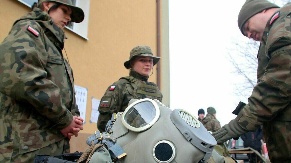 Ewakuują ludzi, poczęstują grochówką