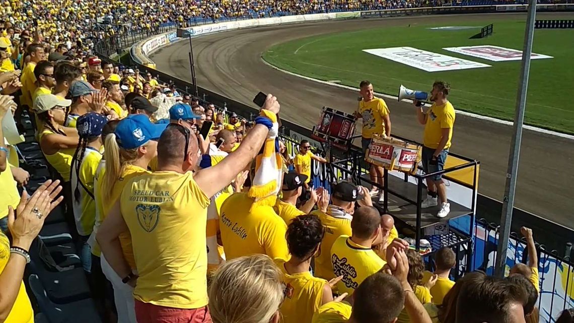 Ewelina! Co??? Wyjdziesz za mnie!? Oświadczyny podczas meczu żużlowego [wideo]