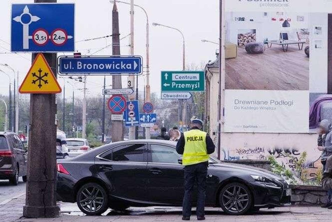 Fabryczna: Bus stanął w poprzek po zderzeniu z lexusem i seatem