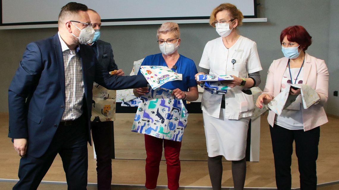 Fajniej spać z dinozaurami. Kolorowe poszewki dla małych pacjentów Fajniej spać z dinozaurami. Kolorowe poszewki dla małych pacjentów