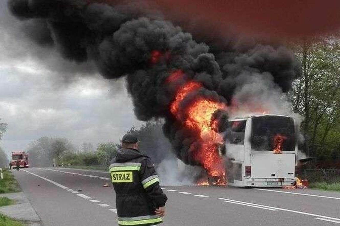 Fajsławice: Pożar autokaru wycieczkowego na DK17 (zdjęcia)