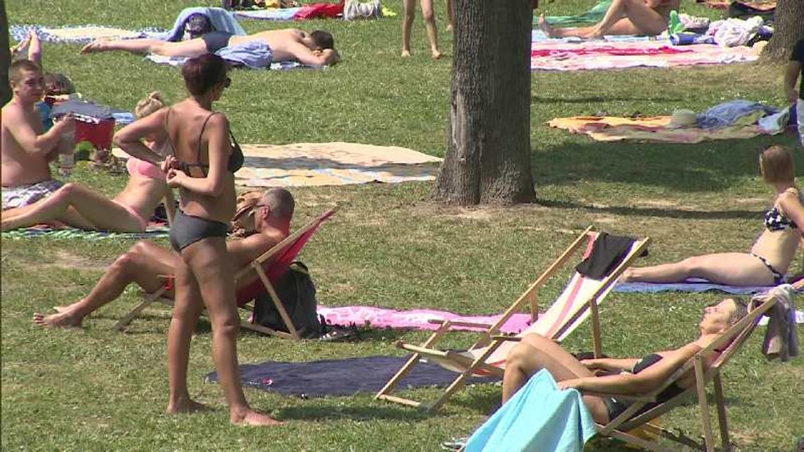Fala upałów dotarła nad Polskę. Plaże wypełnione wczasowiczami (wideo)