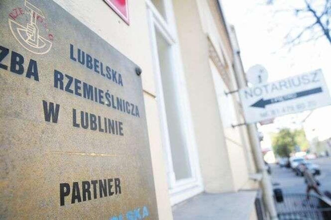 Fałszowanie dokumentów i wyłudzenie miliona dotacji. Policjanci czekali na prezesa na lotnisku Fałszowanie dokumentów i wyłudzenie miliona dotacji. Policjanci czekali na prezesa na lotnisku