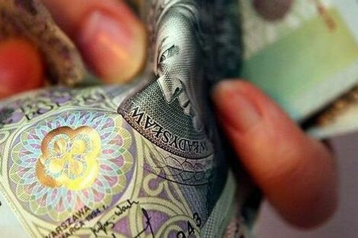 Fałszywy lekarz wyłudził przed szpitalem 8 tys. zł Fałszywy lekarz wyłudził przed szpitalem 8 tys. zł