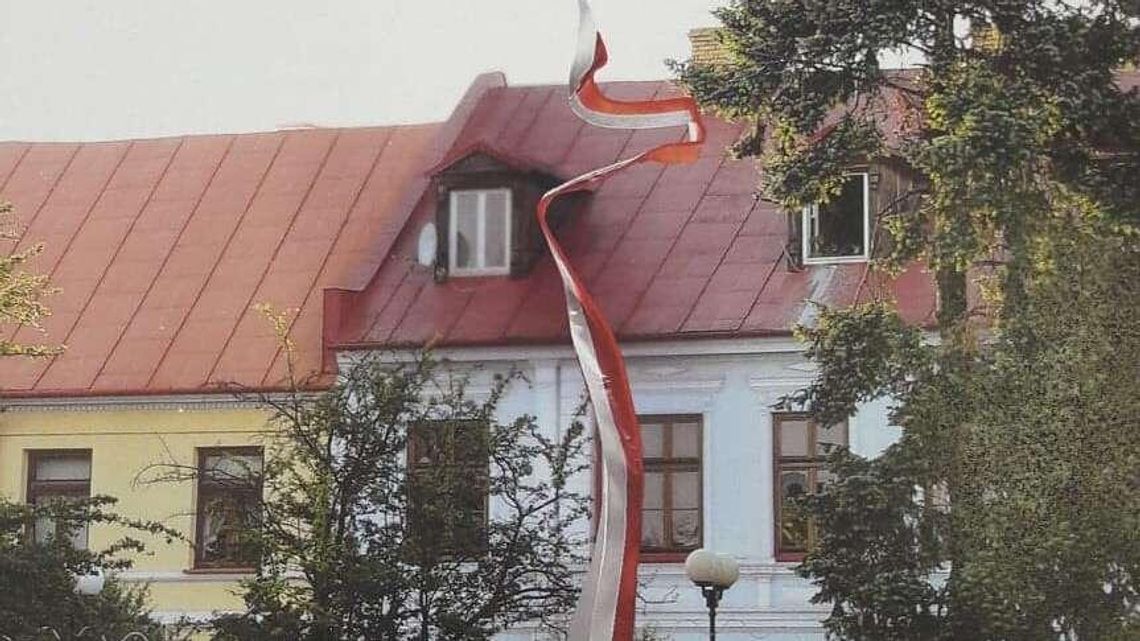 Falująca flaga zamiast krzyża. Tak ma wyglądać nowy pomnik Falująca flaga zamiast krzyża. Tak ma wyglądać nowy pomnik