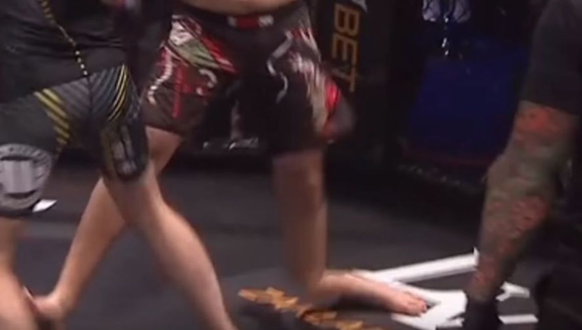 Fame MMA 2: Daniel Magical vs Rafonix. Złamana noga i koniec walki [wideo]